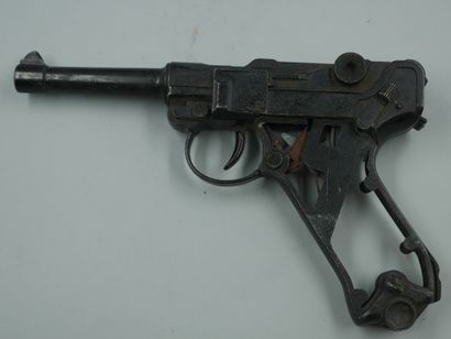 null Deux étuis : 

-un pour pistolet allemand Luger P08`marqué de Schwarzenberger...