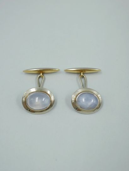 null Pair of silver plated cufflinks set with a cabochon of starry moonstone. Height...