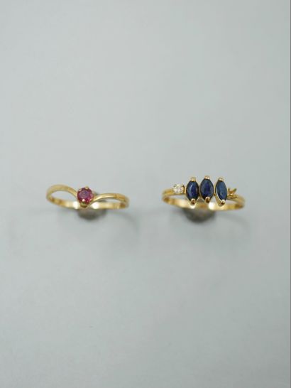 null Lot comprising two 18K yellow gold rings set with blue, white and red stones....