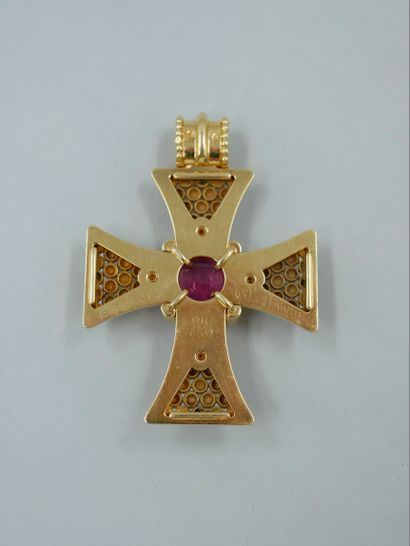 null CHANEL - Pendentif en or jaune 18K figurant une croix, le cœur orné d'un cabochon...