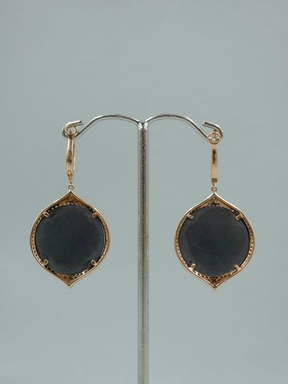 null Pair of earrings in 18K yellow gold with a hematite cabochon in a diamond setting...