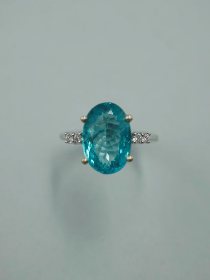 null 18K white gold ring set with a natural oval apatite of 3.96ct with diamonds...