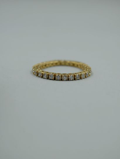 null Soft American wedding ring in 18k yellow gold paved with 28 brilliant-cut diamonds...