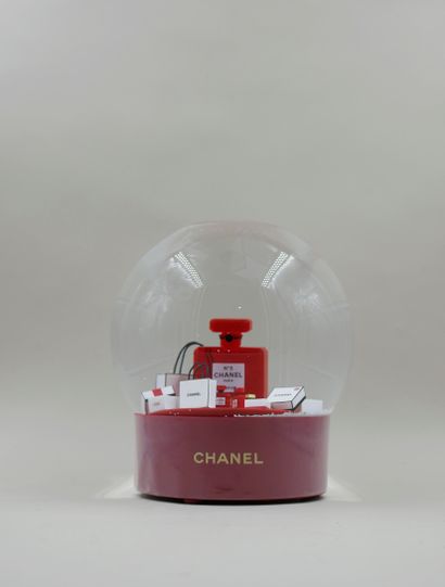 null 
CHANEL - Motorized XXL snow globe featuring the N°5 bottle - H : 19 cm.

