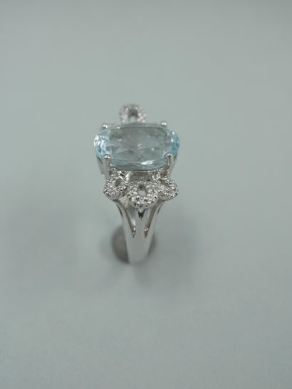 null 18K white gold ring set with an oval aquamarine of 6cts approximately, with...