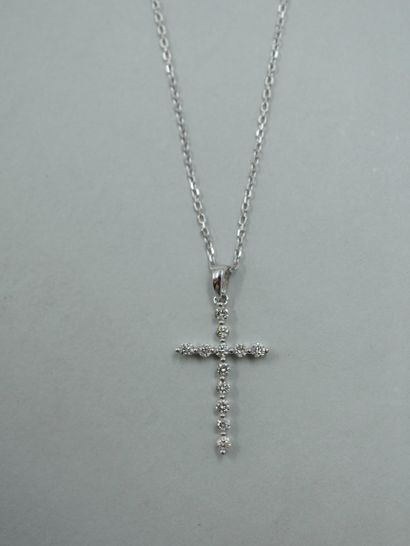 null Pendant and its chain in 18k white gold holding a diamond-paved cross - PB :...