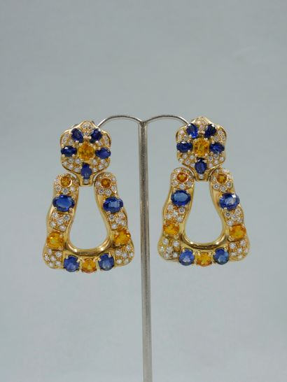 null Pair of large mobile earrings in 18k yellow gold in the taste of the 70's set...
