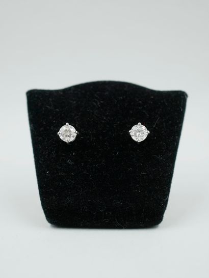 null Paire de puces d'oreilles en or blanc 18k sertie chacune d'un diamant de 0,40cts...