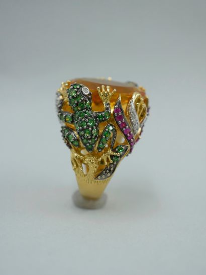 null Important 18K yellow gold ring set with an oval citrine of 15cts, with two frogs...