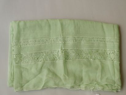 null DIOR. Stole in green silk crepe and lace. 107 x 80cm. (Good condition)