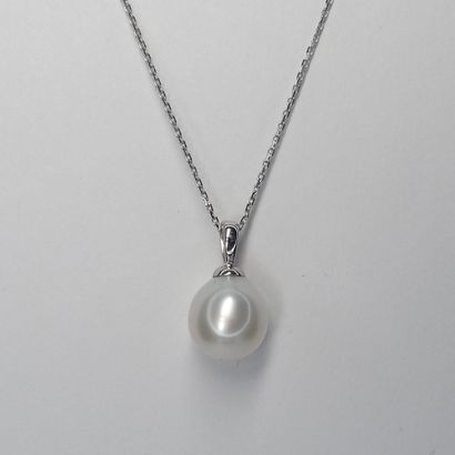null Pendant in 18K white gold set with a South Sea cultured pearl of about 9mm diameter...