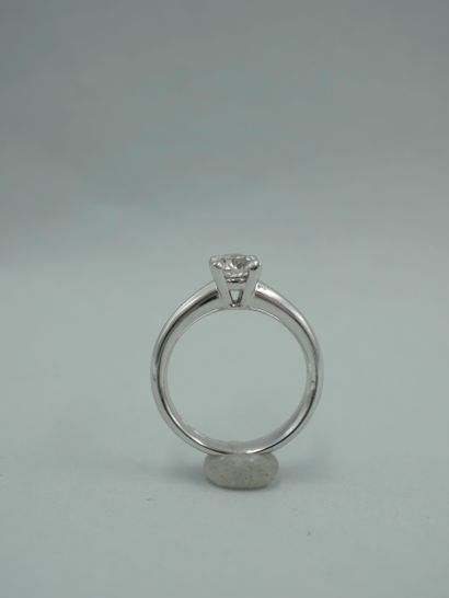 null Solitaire ring in 18k white gold set with a brilliant-cut diamond of 0,80cts,...
