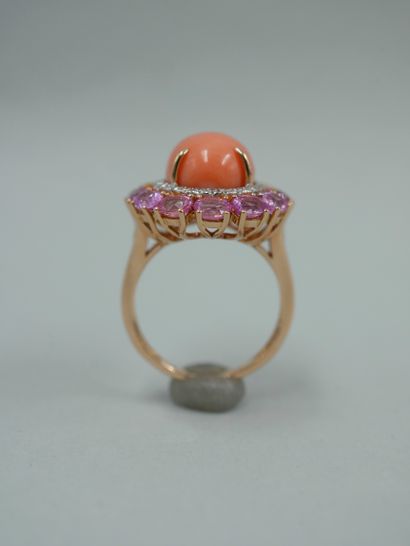 null Pompadour ring in 18K yellow gold set with a coral cabochon "angel skin" in...