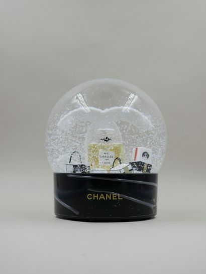 null 
CHANEL - Boule à neige XXL motorisée figurant logo et cadeaux de la maison...