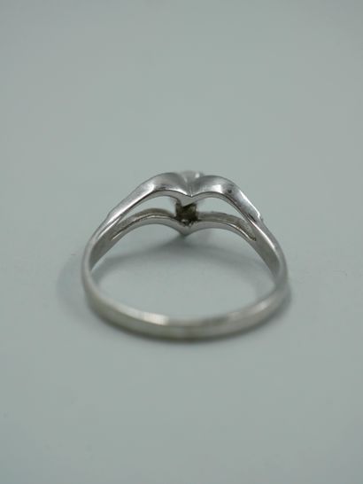 null Modernist solitaire ring in 18k white gold set with a central brilliant-cut...