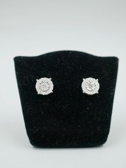 null Pair of 18K white gold earrings set with a brilliant-cut diamond in a diamond...
