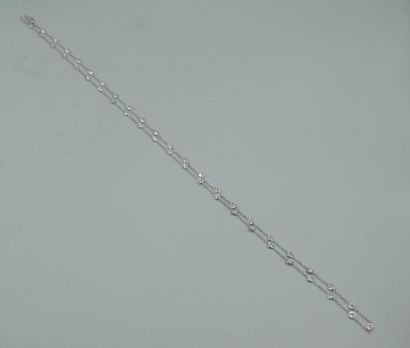 null Long necklace in 18K white gold with forçat stitch decorated with forty-five...
