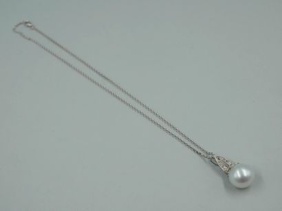 null 18k white gold pendant with a large cultured pearl of about 14mm diameter, topped...