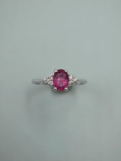 null 18k white gold ring set with an oval rubelite and diamonds - TDD: 54 - PB: 3...