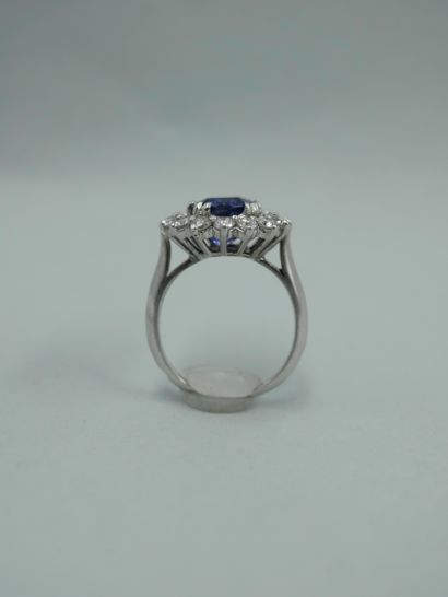 null 18K white gold ring set with a 4.44cts natural Ceylon sapphire in a setting...