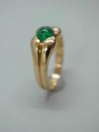 null 18k yellow gold ring with a gadroon pattern, set with an emerald cabochon -...