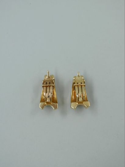 null 
CARTIER - Pair of 14K yellow gold flared ear clips. Signed - Length: 2.3cm...