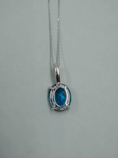 null Pendant in 18K white gold with an oval topaz Blue London of 6,00 cts, the hoop...