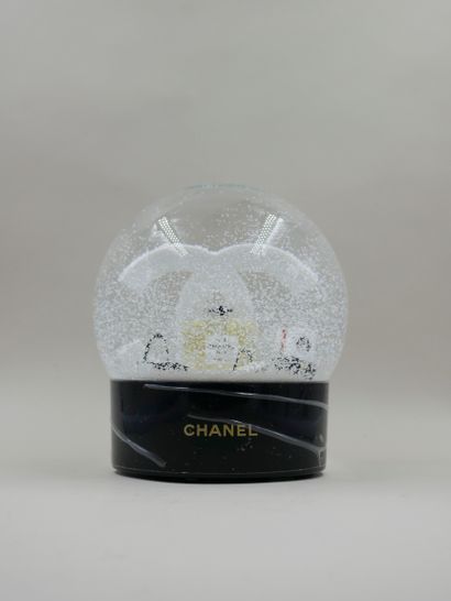 null 
CHANEL - Motorized XXL snow globe with logo and gifts of the house - H : 19...