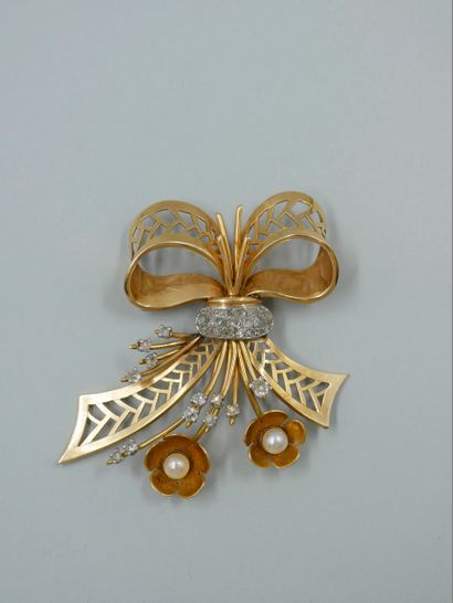 
Brooch in 18K yellow gold and platinum representing...