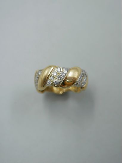 null DAVID WEBB - Ring in 18k yellow gold with gadrooned motifs alternated with three...