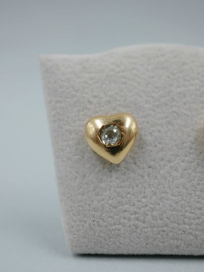 null Pair of 18k yellow gold earrings featuring a heart, the center adorned with...