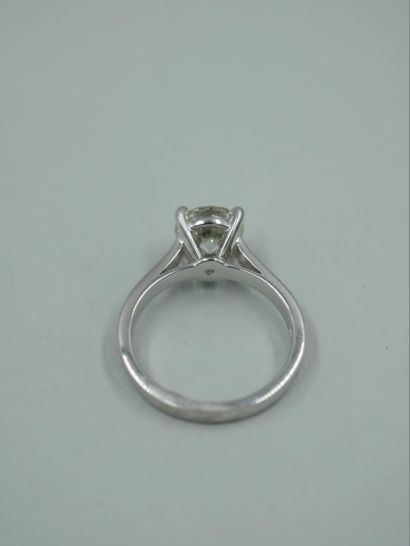 null Solitaire ring in 18k white gold set with a very pure brilliant-cut diamond...