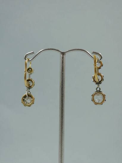null Pair of yellow gold and silver articulated dormeuses each adorned with three...