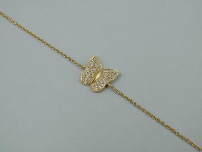 null Bracelet in 18K yellow gold with a butterfly paved with diamonds. Length: 17cm...