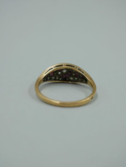 null An 18k yellow gold ring with a geometrical pattern and a brilliant-cut diamond...