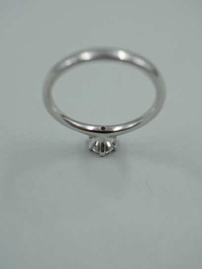 null Solitaire ring in 18k white gold set with a brilliant-cut diamond of about 0.50cts....