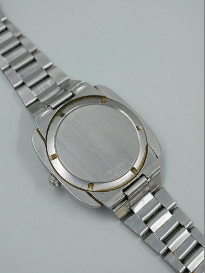 null OMEGA. Men's watch in steel, quadrangular case, beige enamel dial, date at 3...