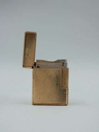 DUPONT. Lighter in gilded metal with points...