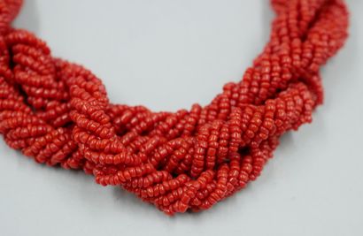 null Necklace multirang interlaced coral beads, metal clasp. Length 66cm