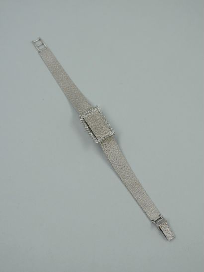 null Montre bracelet de dame en or blanc 18k figurant une ceinture, le motif boucle...