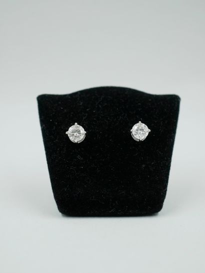 null Pair of 18k white gold stud earrings set with a diamond of 0,50cts each - PB...