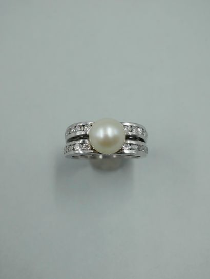 null 18K white gold ring set with a cultured pearl and two rows of brilliant-cut...