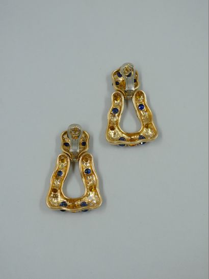 null Pair of large mobile earrings in 18k yellow gold in the taste of the 70's set...