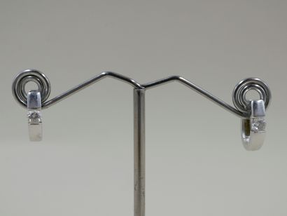 null Pair of earrings in 18k white gold with diamonds - PB : 3,08gr - Height : 1...