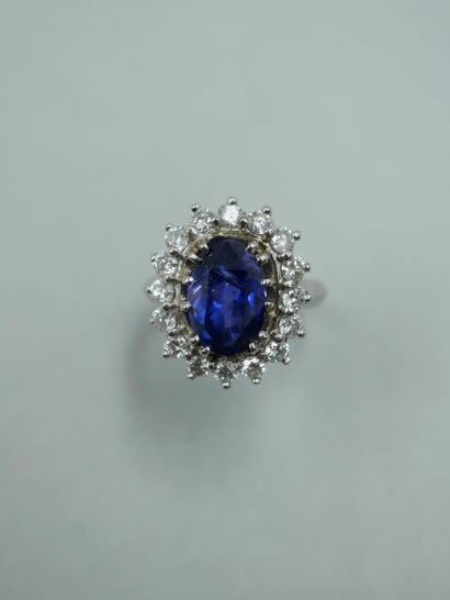 null 18K white gold ring set with a 4.44cts natural Ceylon sapphire in a setting...