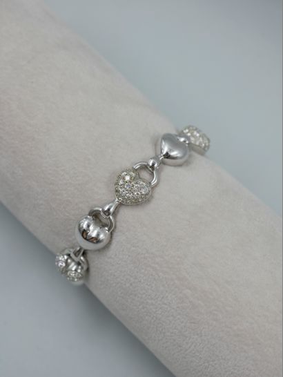 null Bracelet en or gris 18k à maillons cœurs dont trois pavés de diamants - Longueur...