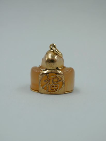 null Pendant in 18k yellow gold representing a Budai in cornelian, the back decorated...