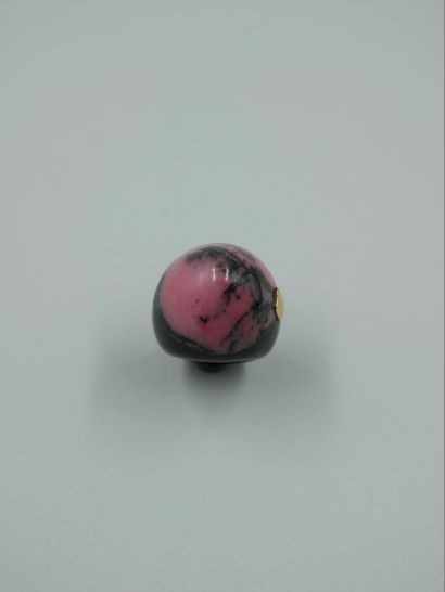 null BRUNI BOSSIO - Ebony ring set with a large rhodonite. Signed - Dimensions :4x3x2,50cm...
