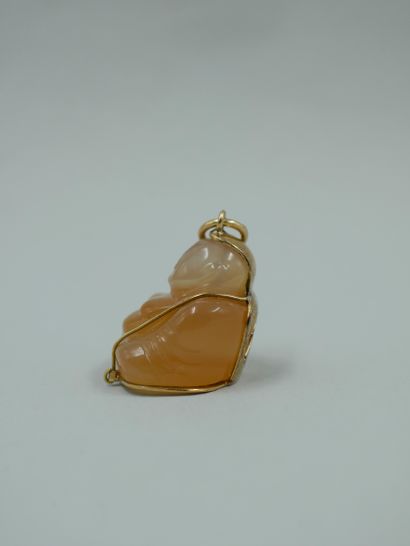 null Pendant in 18k yellow gold representing a Budai in cornelian, the back decorated...