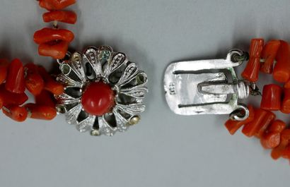 null Set of coral branches including a necklace with three rows, the clasp in silver...
